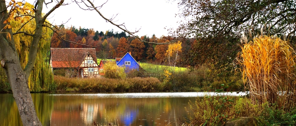 Blick auf das blaue Haus im Odenwälder Freilandmuseum in Buchen