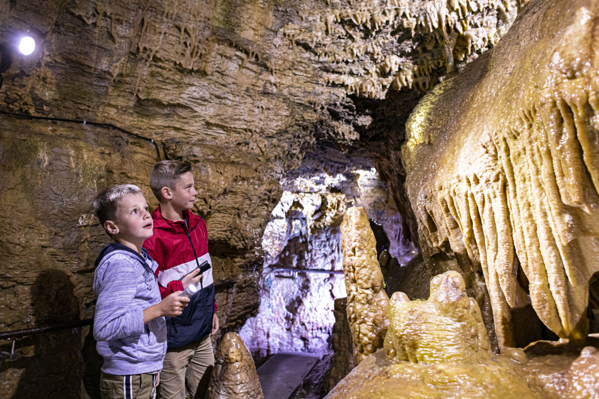 Kinder unterwegs in der Eberstadter Tropfsteinhöhle