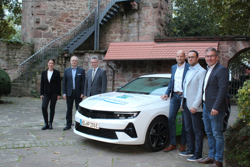 Hybrider Dienstwagen des Naturparks gesponsert von der Volksbank Neckartal Stiftung