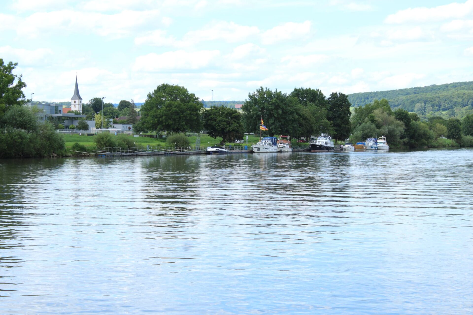 Blick auf das ruhige Wasser der Elz an der Mündung in den Neckar in Neckarelz/Obrigheim