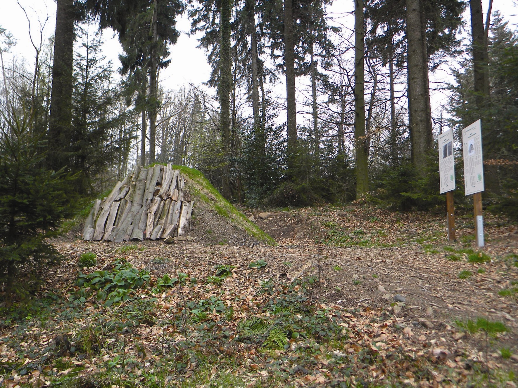 Schaukohlemeiler mit Informationstafeln vom Geonaturpark