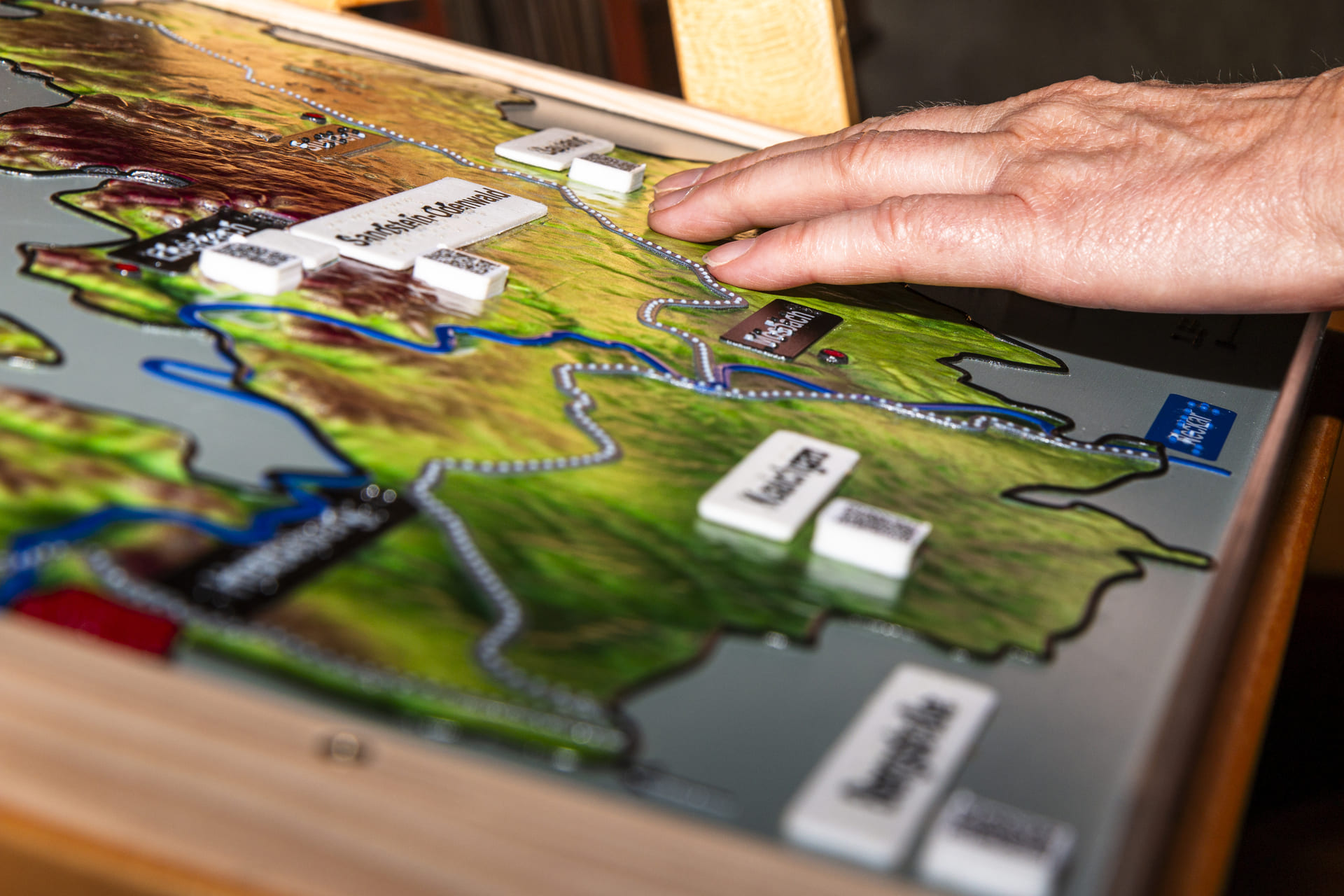 Mit der Hand wird die taktile Naturpark-Karte erkundet