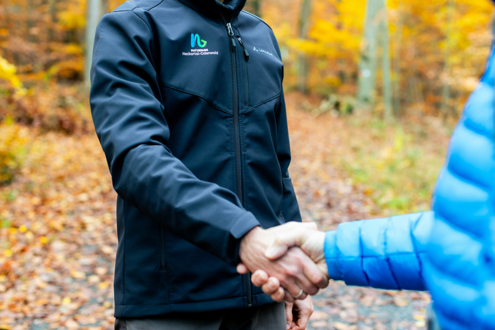 Naturpark-Mitarbeiter schüttelt einem anderen Mann die Hand