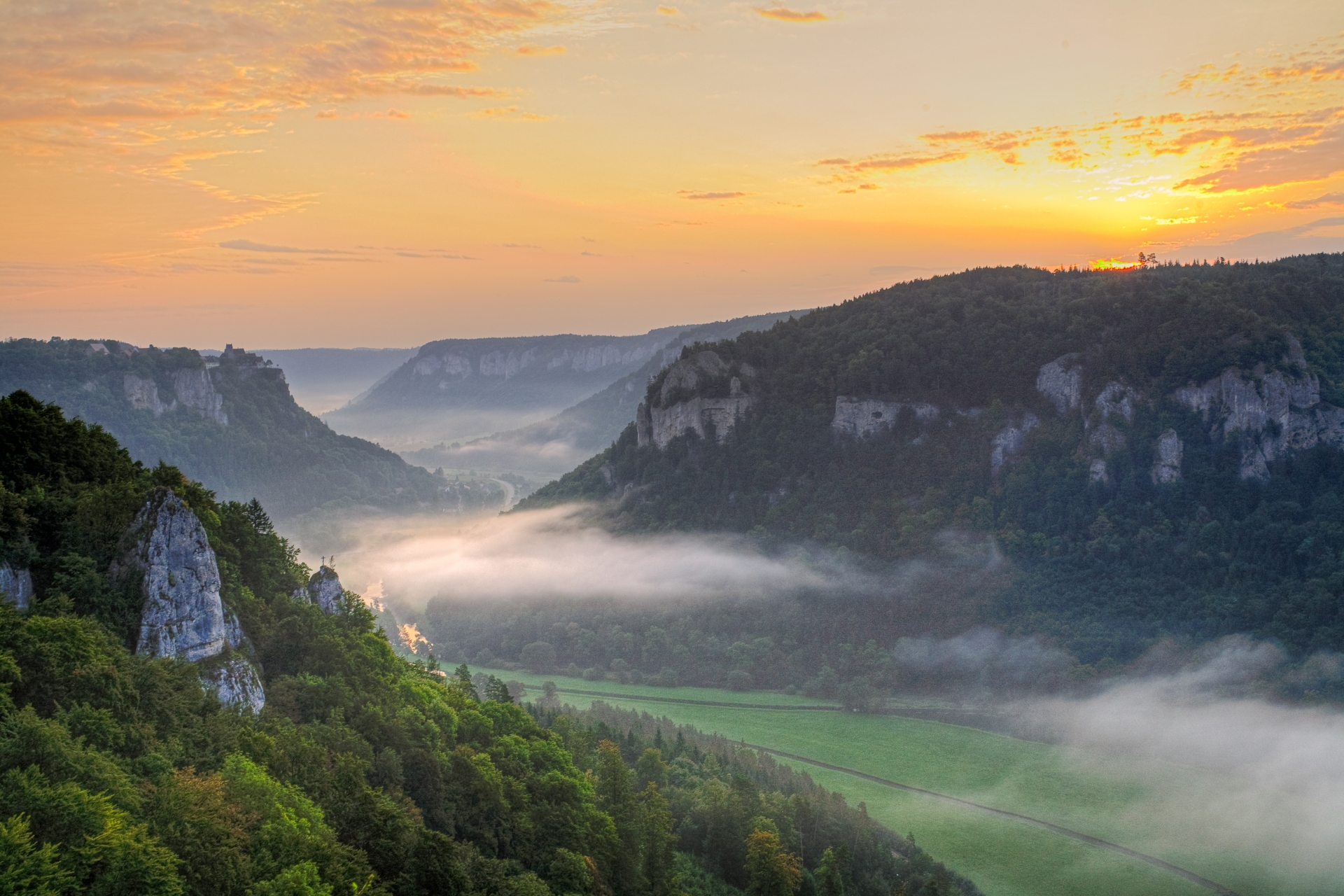 Donautal in Nebelschwaden im Naturpark Obere Donau