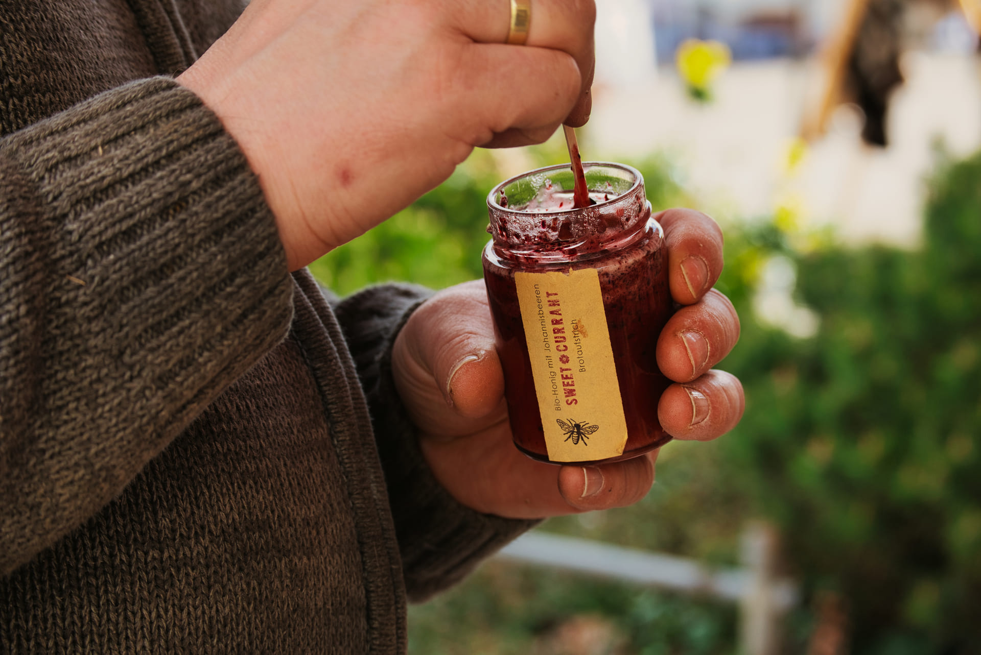 Nahaufnahme eines Honigglases der Imkerei Willared