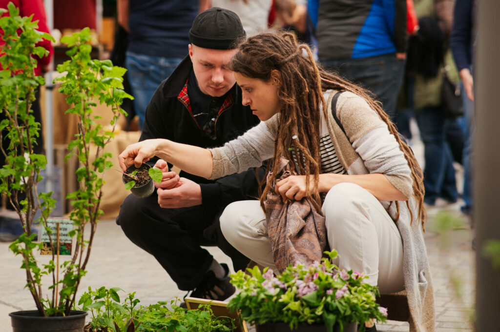 Interessierte Besuchende auf dem Naturpark-Markt