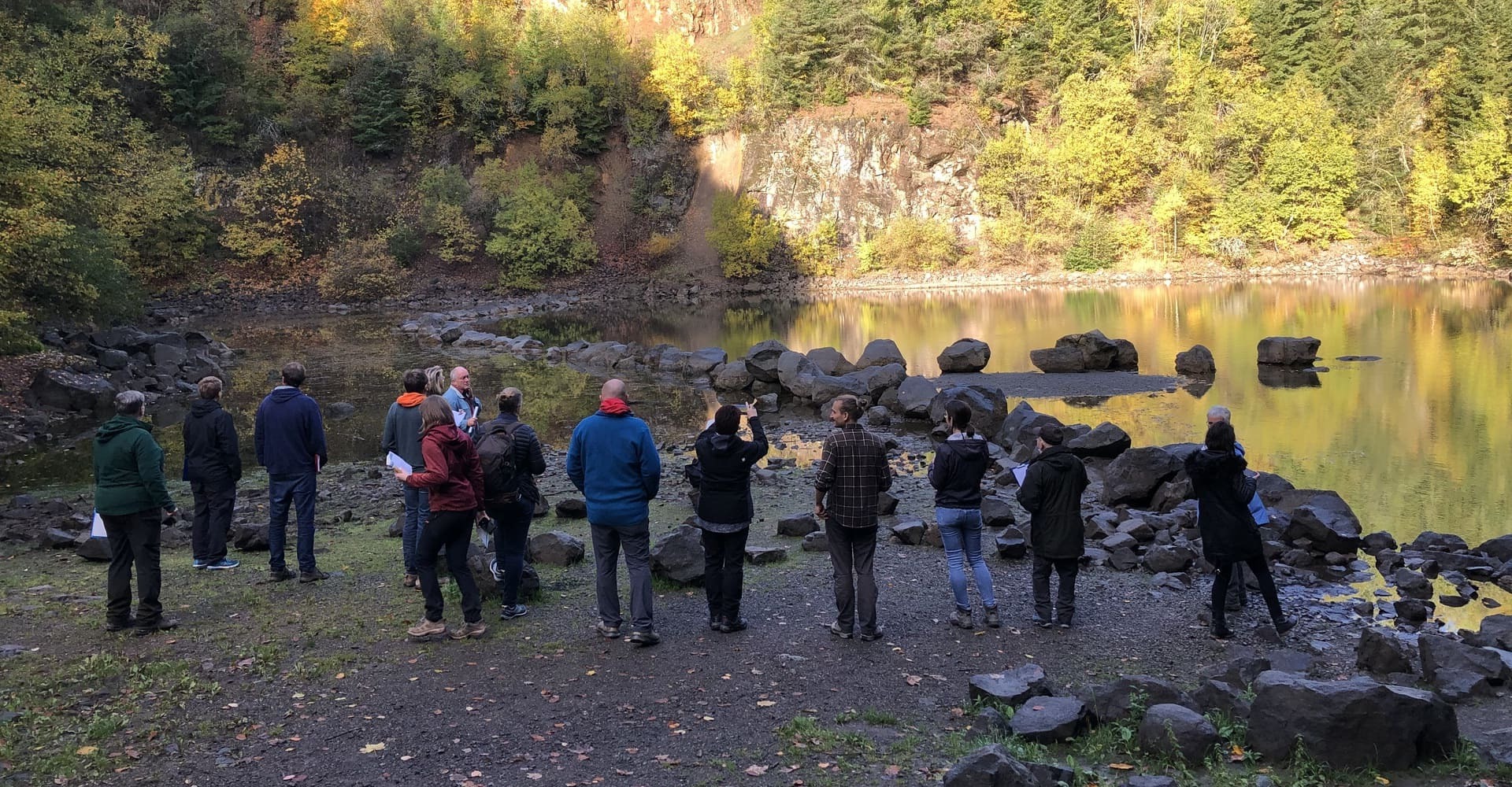 Gruppe von Menschen mit Naturpark Guide am Katzenbuckelsee