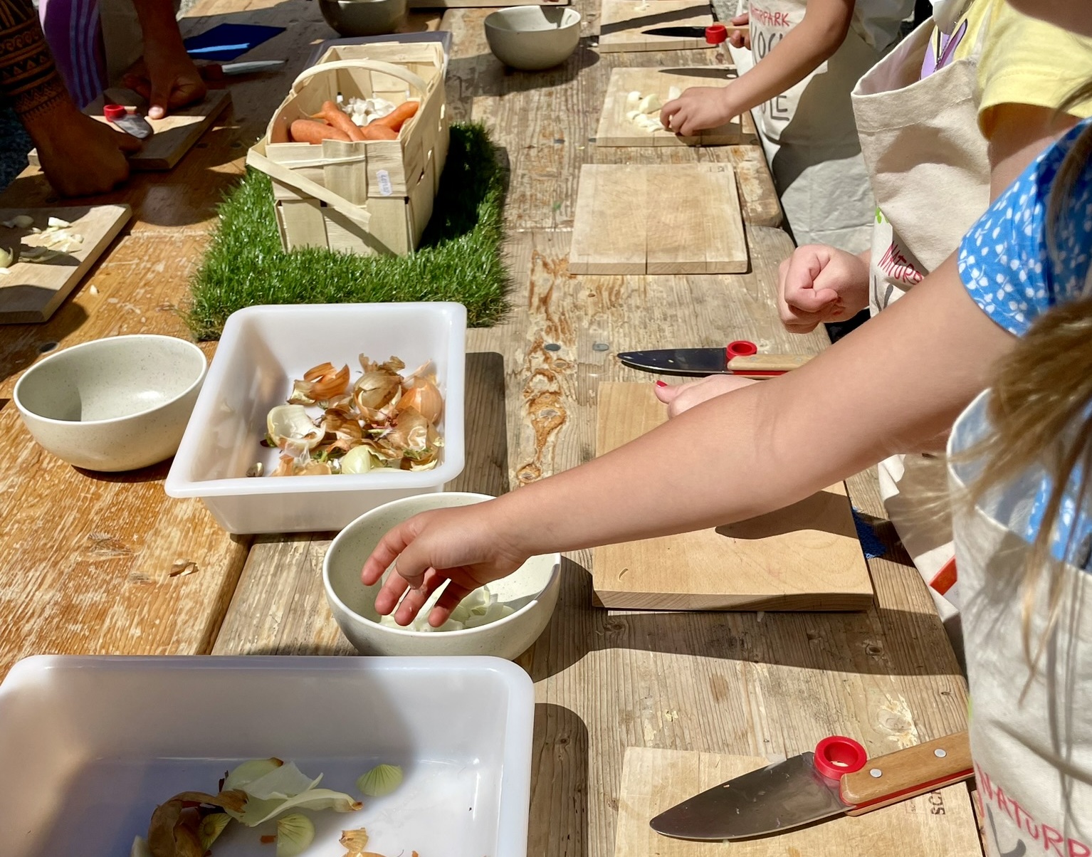 Kinder kochen unter freiem Himmel im Rahmen der Naturpark-Kochschule