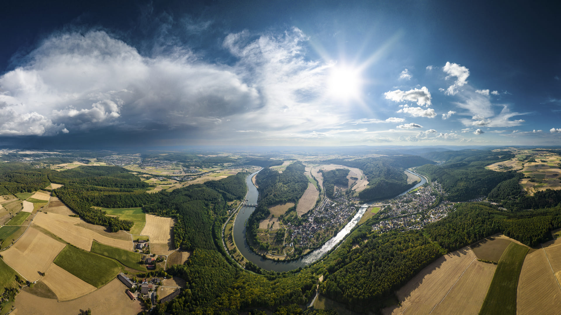 Dronenaufnahme von Neckargerach mit der Nackarschleife