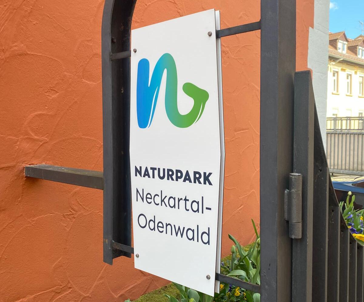 Schild mit Naturpark-Logo am Naturpark-Zentrum