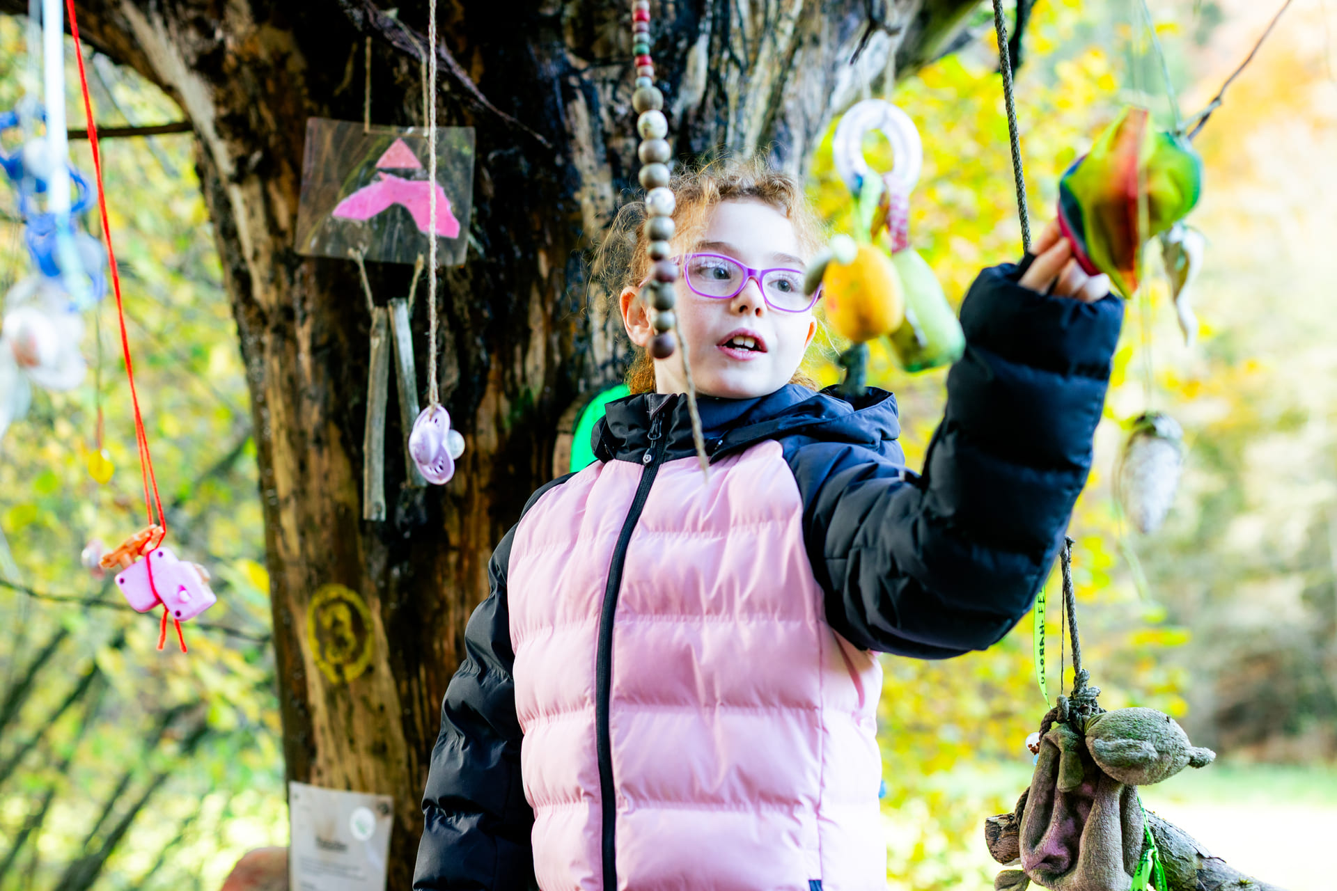 Mädchen entdeckt Wurzelino