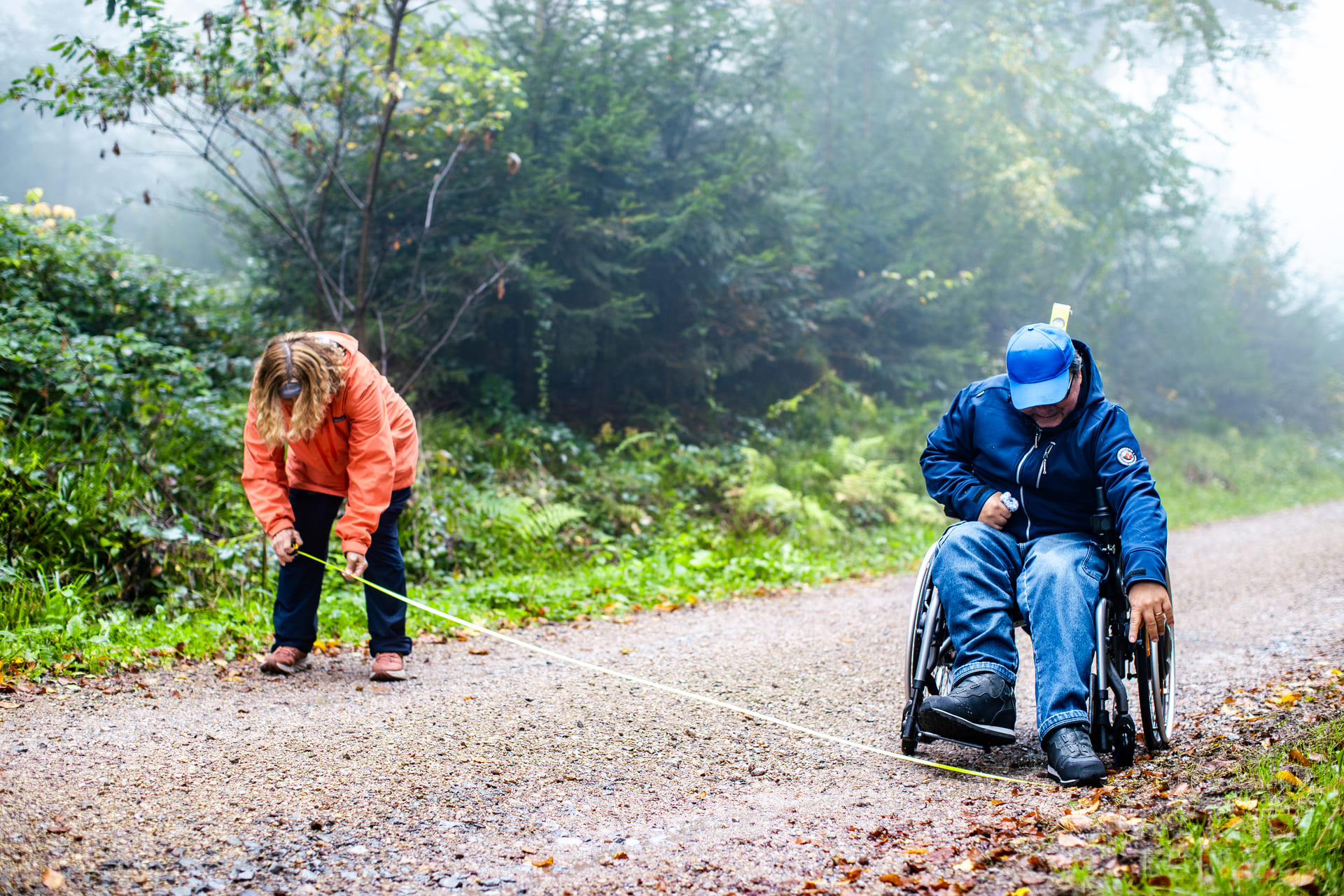 Vermessung eines Weges durch zwei Wanderbotschafter