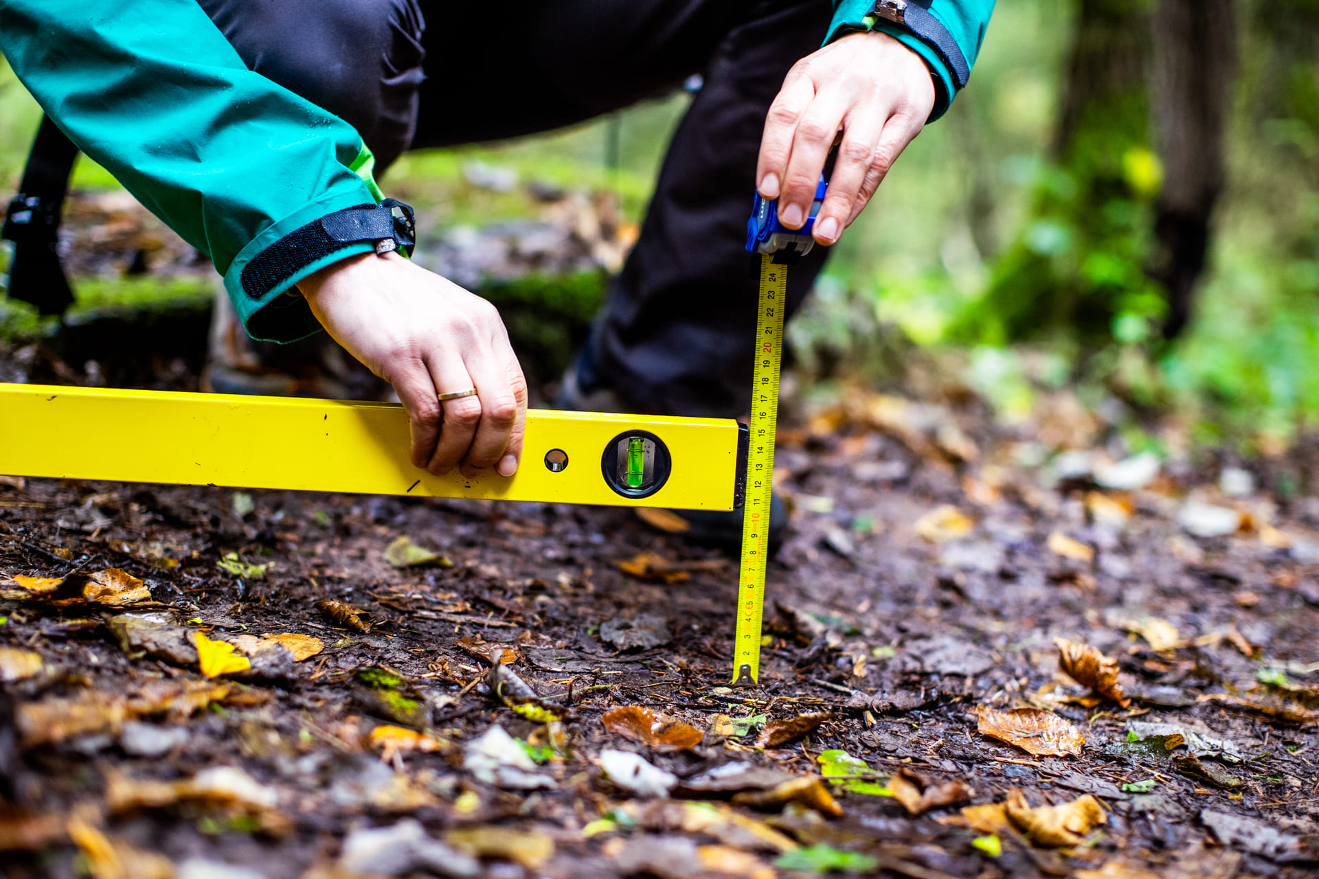 Steigungsmessung auf einem Waldweg, Nahaufnahme