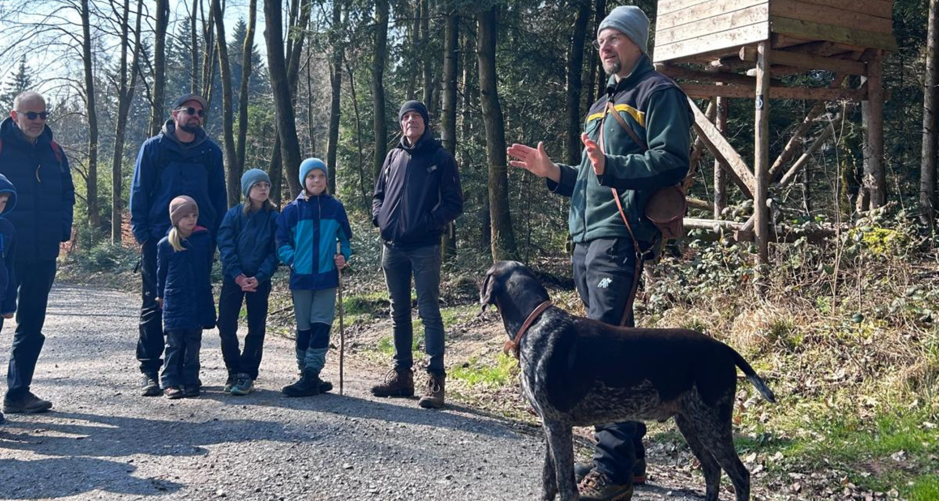 Jäger erklärt den Teilnehmenden des Pirschgangs etwas.