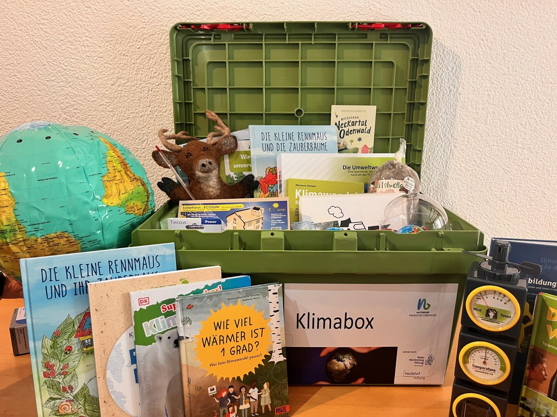 Blick in die Klimabox, enthält Bücher und andere Materialien zum Thema Klima
